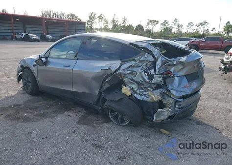 2025 Tesla Model Y Long Range Dual Motor Rear-Wheel Drive z USA, uszkodzony, nr VIN 7SAYGDED6SA373498